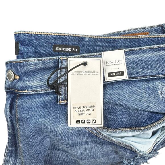 Judy Blue NWT 24W Boyfriend Fit Mid Rise Medium Wash Cropped Distressed Jeans - Picture 7 of 10